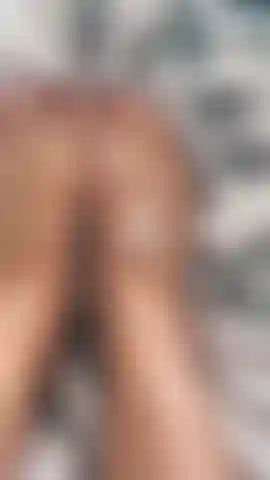 . Meine schönen füße sind mit körperlotion eingerieben.