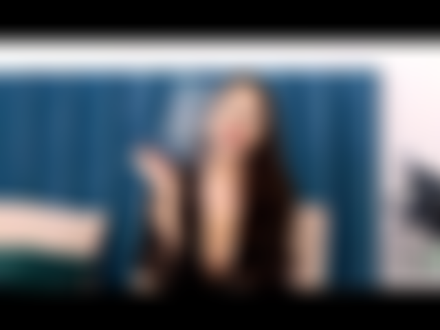 Sünde und rauch ... Ich spreche verführerisch mit dir und atme langsam aus, während ich meine großen, weichen brüste berühre.