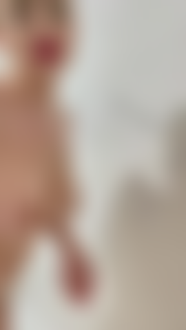 Begleite mich unter der dusche, während ich mich selbst berühre und meine enge muschi fingere.