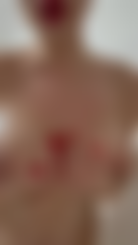 Ich war unter der dusche, habe mich selbst berührt und wurde so geil, dass ich mir vorstellte, wie du mich gegen die fliesen drückst und mich hart fickst.