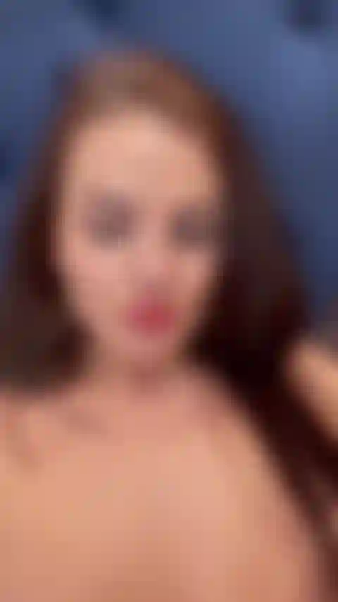 Nahaufnahme von mir, wie ich mit meiner engen muschi spiele.