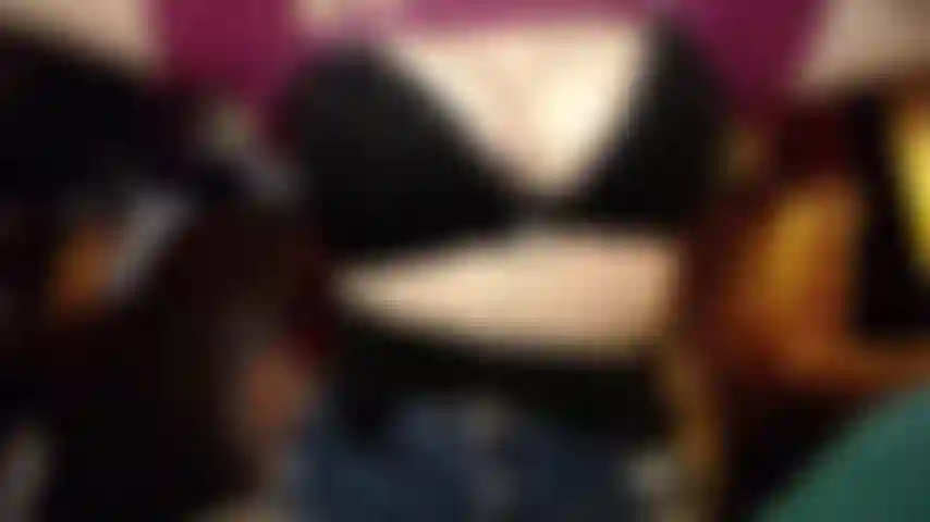 Pralle hart im sport-bh (auch im gesicht).