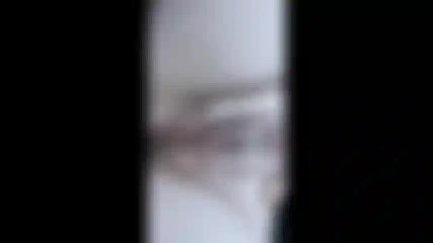 Fingere im auto mit schnellem, hinterhältigem blowjob.