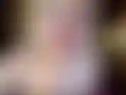 Spucke und wackele an titten.