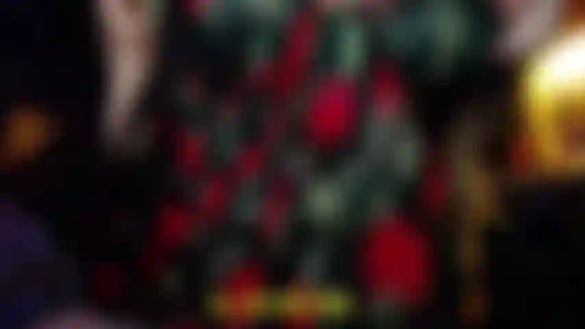 Wechsle das outfit. Die ihren körper zur schau stellt. Necke/spiele.