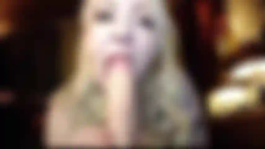 Ein spielzeug, das mit dem gesicht nah an der kamera reitet.