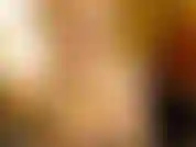 Eine unschuldige freundin, die sich schuldig gemacht hat, sex zu betrügen, ein schulmädchen-outfit.