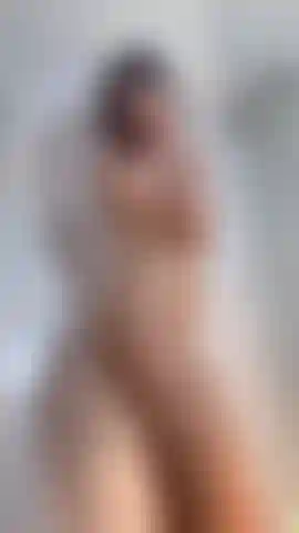 Nichts geht über einen blowjob unter der dusche! Schau meinen nassen körper und meinen vollgestopften mund... Nackt und unartig ♥.