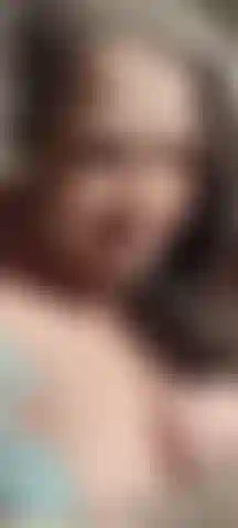 Mit zerzaustem haar.