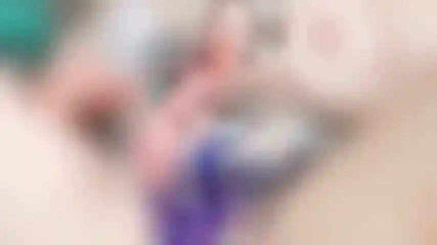 Spiele mit meiner nassen muschi.