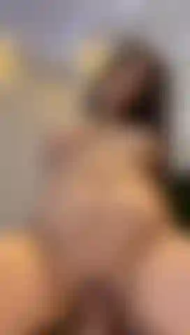 Reite einen großen schwanz und schüttele meine brüste.