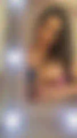 Flash-brüste anais hills.