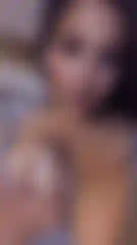 Schau mir zu, wie ich in meine großen titten beiße.