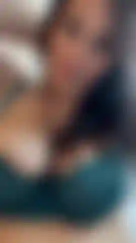 Video-nahaufnahme meiner brüste und großen brustwarzen, die sehr hart sind.