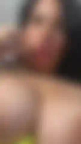 Gefällt dir die form meiner harten brustwarzen?