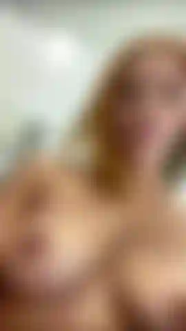 Masturbation in der umkleidekabine im laden.