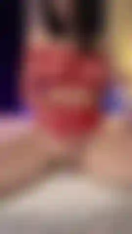 Ein besonderes geschenk für euch, jungs! Ich spiele mit meiner nassen muschi und meinem vibrierenden dildo, bis ich komme und über euren schwanz tropfe!