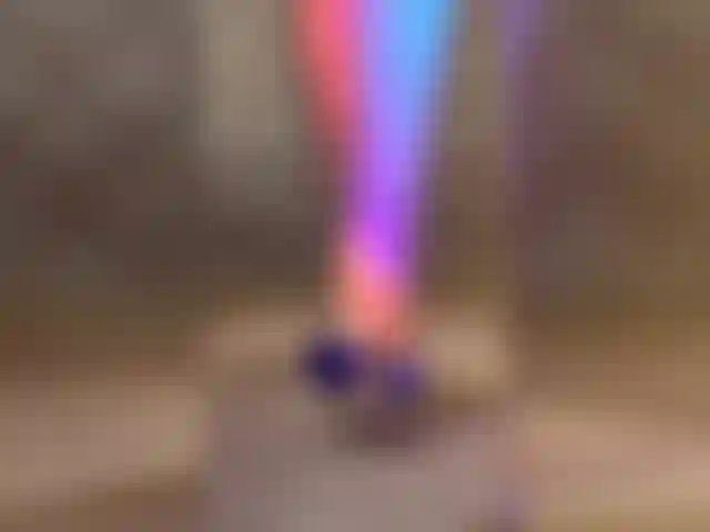 Mit nackten füßen in verschiedenen high heels mit offenen zehen.