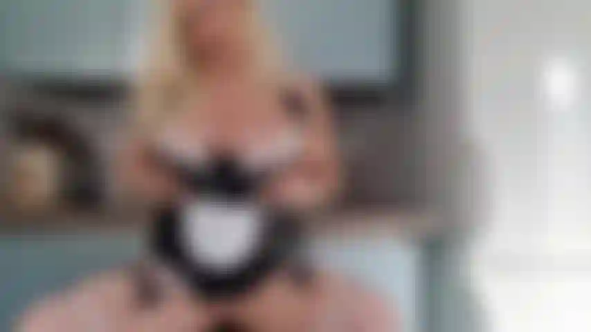 Hausputzerin fickt sich in der küche mit einem schwarzen dildo.