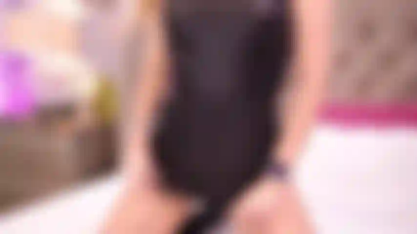 Sexy blonde felisha, die mit schwarzen stiefeln neckt.