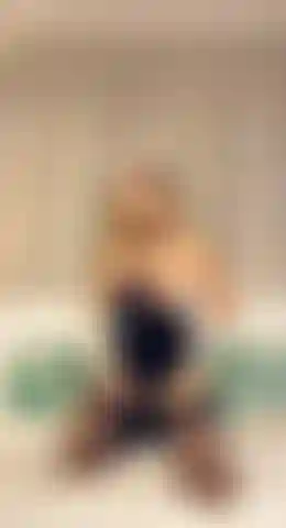 Anita dark, der sexy osterhase, der ihre muschi hart fickt.