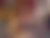 Ein freches mädchen, das einen dildo reitet.