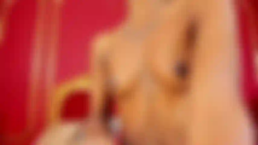 Sauge und ficke einen heißen kitzler mit einem dildo.