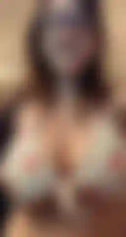 Necke große titten mit einem kleinen bikini.