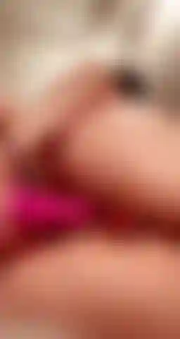 Ficke mich selbst aus nächster nähe mit dem vibrator mit meinem süßen roten analplug ;).