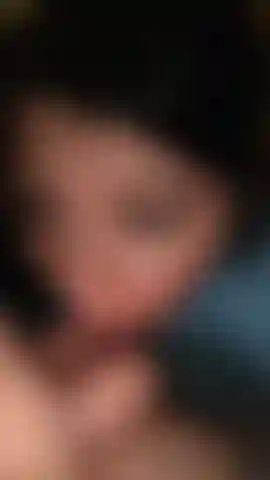 Lasse meine weiche zunge über deinen harten schwanz und deine eier gleiten.