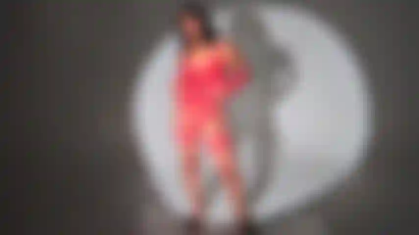 Ein sexy mädchen in roter unterwäsche.