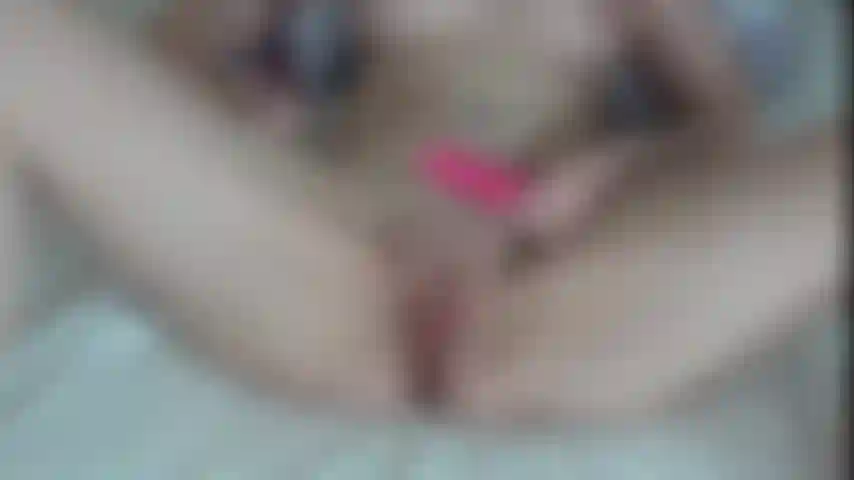 Zwei spielzeuge! Ich ficke meine muschi mit einem dildo, während ich meinen starken vibrator benutze, um mir einen heftigen orgasmus zu verschaffen. Es ist so gut und ich mache jede menge dirty talk mit meinem englischen akzent ... Du glückliche!