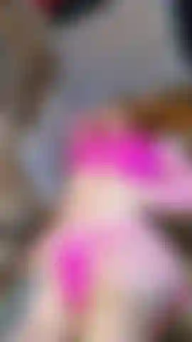 Von einem märchenprinzen geweckt, lässt sich eine freche prinzessin ihre muschi verwöhnen und von einem harten schwanz ausfüllen. Viel höschen-spiel und keine penetration, aber dann konnte er nicht widerstehen, seinen schwanz in sie hineinzuschieben... Er hätte nicht in sie abspritzen sollen, aber sie kam so heftig, dass sie ihn leer gemolken hat!