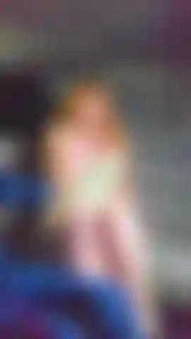In einer limousine gefickt werden, wie das noble mädchen, das ich bin... Zuerst hat er meine muschi geleckt, um mich aufzuwärmen, dann fingert er mich auf seinem schoß, bis ich nach seinem harten schwanz giere. Dann reite ich seinen schwanz im cowgirl- und reverse-cowgirl-stil, die titten hüpfen und die augen verdrehen sich. Dann sauge ich seinen schwanz und er kommt mir ins gesicht und in die limousine! Wow!