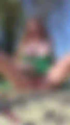 Mein mann kontrolliert meinen vibrator und fingert mich im park... Natürlich musste ich auch ein bisschen mit meiner muschi spielen, aber ich liebe einfach seine finger in mir. Outdoor-muschispiel bis ich komme...