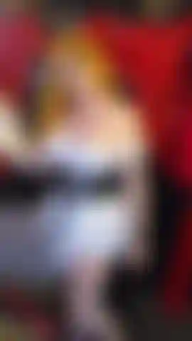 Pov: burleske tänzerin, die backstage nach ihrer show raucht, tanzt und sich entblößt. Wenn du hören möchtest, wozu ich in stimmung war – dann: christina aguilera – guy what takes his time, sobald das video beginnt, dann nochmal christina – i am a good girl ab 2:24, und etta james – i just wanna make love to you ab 4:49.
