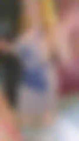 Annas oben-ohne-barbershop...Wo träume wahr werden... Dieser herr gönnte sich einen haarschnitt in annas privatem barbershop, und die dinge eskalierten schnell zu blasen und ficken überall im laden, mit einem schönen abspritzer als abschluss.