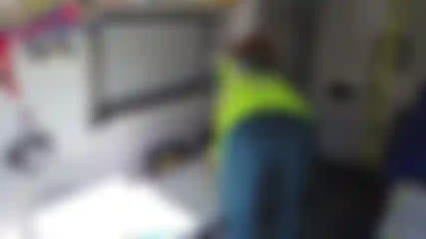 Ficken überall im krankenwagen in der mittagspause... Nach einem stressigen tag braucht sie nur einen guten harten fick, also setzt sie sich auf den schoß ihres kollegen, um zu sehen, ob er es auch will... Ficken in mehreren positionen, endend mit einer ladung über meinen arsch.