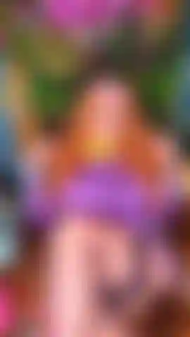Daphne blake spielt mit ihrem dildo, bevor sie die gang trifft... Sie trägt strümpfe und strumpfhalter und fickt sich mit ihrem dildo, bis sie kommt. Aber sie wird später trotzdem versuchen, etwas zeit allein mit fred zu verbringen...