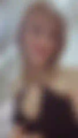 Der dünne stoff fällt sanft über den körper und umreißt die silhouette. In ihren augen liegt eine herausforderung und in ihren bewegungen die anmut eines raubtiers.