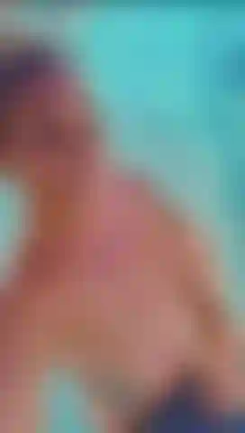 Komm und nimm ein bad im pool.