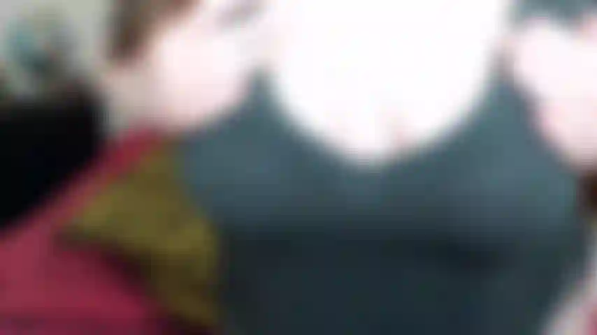 Sinnliches brustspiel im grauen pullover *kein ton*.