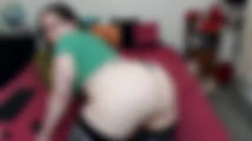 Twerking in schwarzem tanga und grünem top *kein ton*.