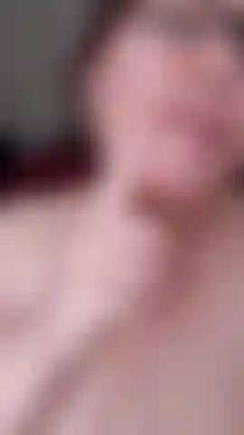 Gesichtsreinigung mit den fingern.