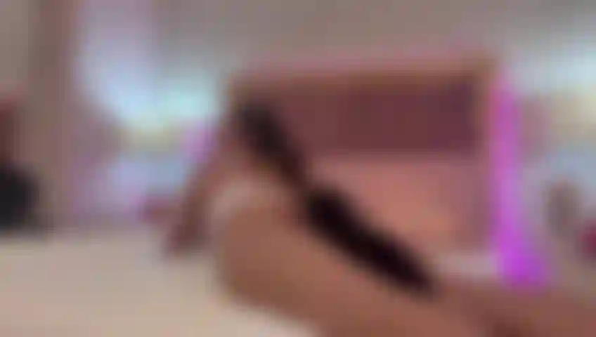 Und spiele mit meinen beiden lieblingsspielzeugen, eines in meinem arsch und das andere fickt meine muschi.