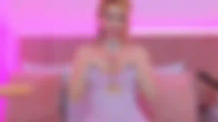 ¡Annie spielt mit ihren füßen!