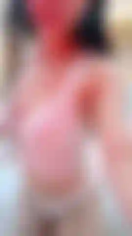 Meine titten betteln darum, gefickt und geküsst zu werden, bis sie ganz nass sind.