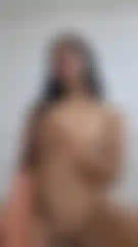 Meine hände können mit so viel verlangen nicht mithalten ich möchte mich vollständig spüren, ich möchte, dass du siehst, wie sehr ich dich brauche.