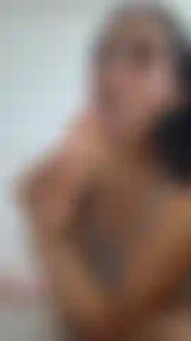 Ich genieße es, wie glatt sich meine zunge anfühlt, wenn sie über jeden meiner finger gleitet... Schau, wie ich sie glänzend und nass mache, nur für dein vergnügen.