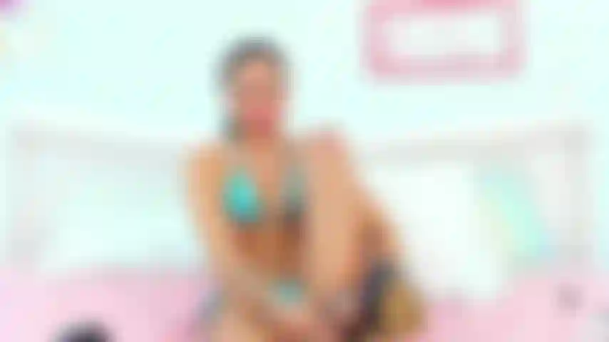 Ich ficke meine muschi und trage meine absätze.